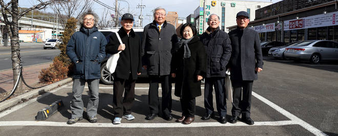 파주 미군위안부 19명을 비롯 122명이 국가를 상대로 낸 손해배상 청구 소송에서 서울중앙지방법원(재판장 전지원)은 성병 관리를 명분으로 이른바 ‘하얀집’ 등 격리시설에 강제 구금한 것은 위법하다며 피해자들에게 배상하라고 판결했다. 사진은 당시의 성병 관리 실태를 영상으로 증언해줘 재판에 도움을 준 이들로, 왼쪽부터 영상 인터뷰를 한 현장사진연구소 이용남 사진가, 기지촌 합동단속에 참여한 정형진 직원, 송달용 전 파주시장, 이명향 전 성병관리소 간호사, 강의준 전 성병관리소 임상병리사, 송영길 전 파주시 과장 등이다. 이들은 재판 결과가 미흡하나마 미군위안부 문제 해결에 단초가 되었다며 기뻐했다. 조영애 기자