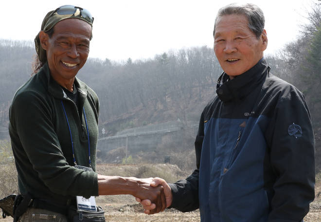 1957년 미국으로 입양을 간 혼혈인 심상호(63) 씨가 60년 만에 자신이 태어난 파주시 법원읍 금곡리 기지촌을 찾아 어머니가 일했던 미군클럽에서 주먹잡이를 한 최칠성(83, 사진 오른쪽) 씨를 만났다. 사진 이용남 기자