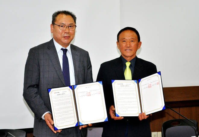 (사)파주시사회적경제협회(회장 유명곤)와 법원읍이장단(회장 우민제)간의 상호협력 양해각서 체결식.