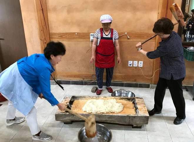 서울구치소에 복역 중 집행유예로 풀려난 최영실 의원이 재판 과정에서 위증을 했다며 이평자 의장을 경찰에 고소한 가운데 두 의원이 함께 떡메를 치고 있다.