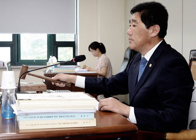 이근삼 의원이 14일 오전 예산결산위원장에 선출된 뒤 회의를 진행하고 있다.