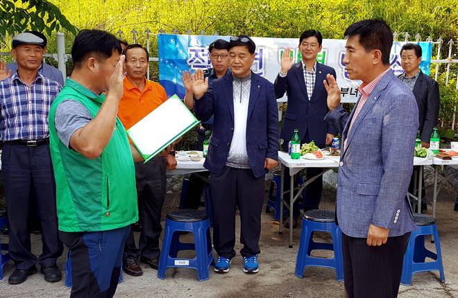 이날 행사는 적성면 새마을방역단 대표의 결의문 선서에 이어 북파주농협 성찬현 조합장의 방역성금 전달을 비롯 이장단 등 단체장들의 격려와 성금 전달이 이어졌다