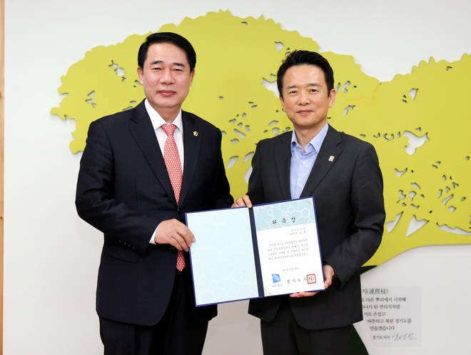 제6연정위원장으로 선임된 한길룡 의원은 “남경필 지사의 경기연정을 잘 이끌어 경기연정의 새로운 도약으로 모두가 행복한 경기도와 파주시 발전에 앞장 서겠다”는 포부를 밝혔다.