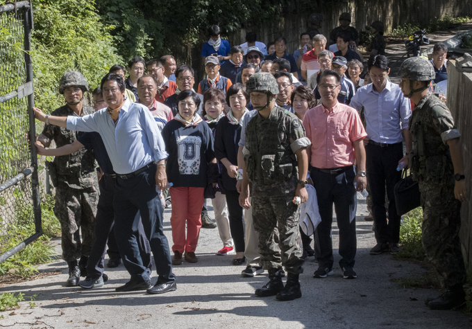 파주시의회 손배찬 의장을 비롯 시의원들이 2018 오두산 철책 걷기를 하고 있다. 사진 이용남 선임기자