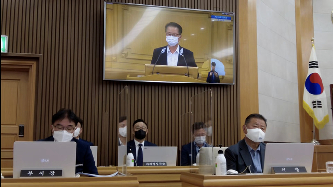 파주시의회 정례회가 열린 7일 김경일 파주시장이 제2차 본회의에 출석해 국민의힘 최창호 의원의 5분발언을 듣고 있다. 사진 이용남 선임기자
