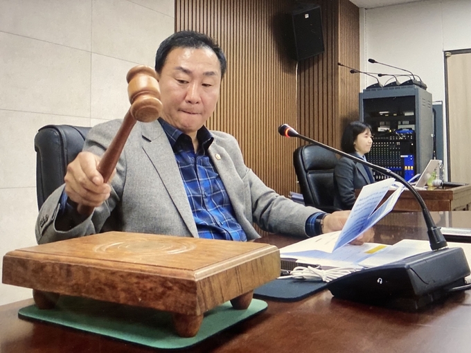 파주시의회 예산결산위원회 손형배 위원장이 20일 제2회 추가경정예산안을 심의 의결하고 있다. 사진 이용남 선임기자