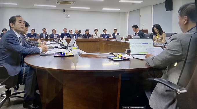 파주시의회 예산결산위원회 손형배 위원장이 20일 제2회 추가경정예산안을 심의 의결하고 있다. 사진 이용남 선임기자