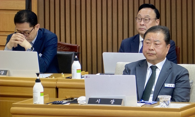 전액 삭감된 성매매집결지 정비 예산 수정안에 대한 표결 결과를 김경일 시장이 본회의장 모니터를 통해 지켜보고 있는 가운데 복지정책국 이주현 국장이 고개를 떨구고 있다. 사진 이용남 선임기자