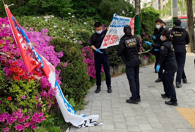 경찰이 파주시청 사거리에 내걸렸던 정당 현수막 훼손을 조사하고 있다. 사진 국민의힘 파주을 당협위원회 제공