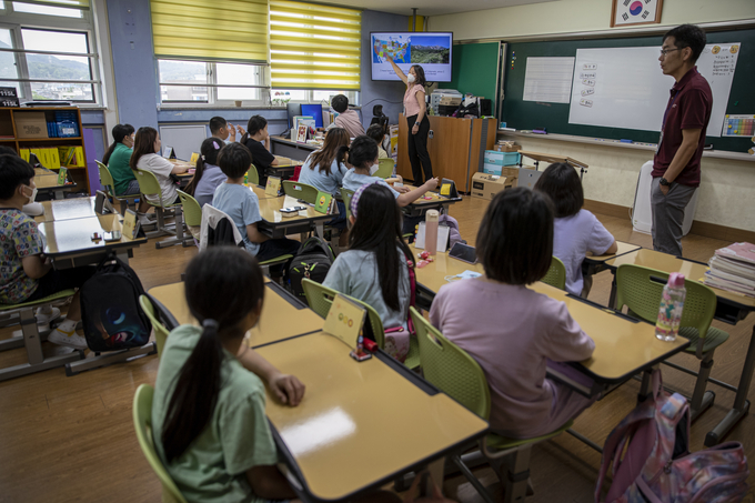 연풍초교 일일교사 체험에 나선 해외입양인이 미국 문화에 대한 수업을 하고 있다. 사진 조영애 기자