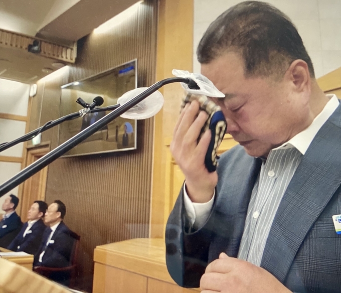 사진은 김경일 파주시장이 지난 20일 열린 파주시의회 정례회에 출석해 본회의장에서 시정연설 중 땀을 닦고 있는 모습이다. 사진 이용남 선임기자