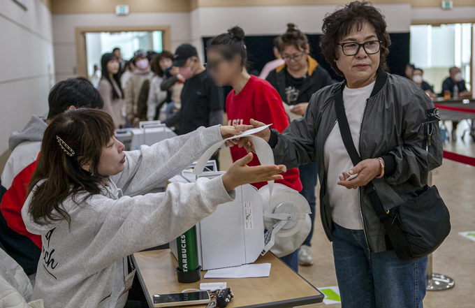 대추벌 성매매집결지 사람들이 6일 파주읍행정복지센터에 마련된 투표소에서 사전선거를 하고 있다. 사진 이용남 선임기자