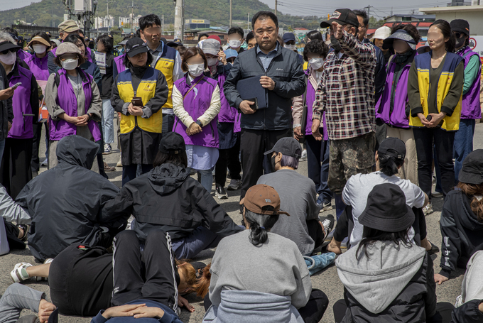 지난 23일 파주시의 대추벌 성매매집결지 폐쇄를 위한 여행길 걷기 행사를 여종사자 모임 자작나무회 회원들이 가로막고 있는 가운데 연풍2리 한 주민이 공무원에게 항의하고 있다. 사진 조영애 기자