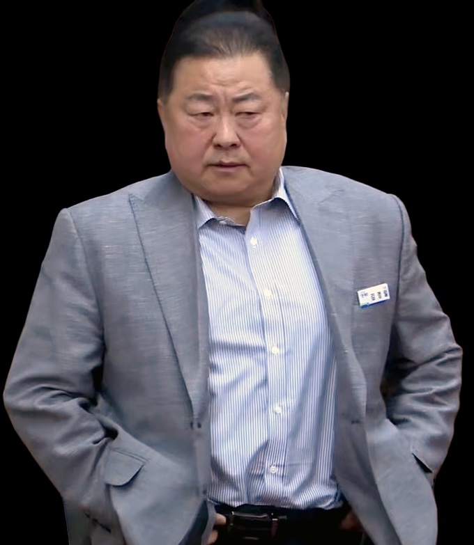 김경일 파주시장이 14일 파주시의회 본회의장에 출석 모빌리티 사업 예산 삭감에 항의하며 허리춤을 추어올리고 있다. 사진 파주바른신문 영상 캡쳐