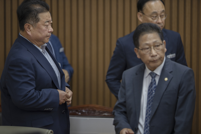 제247회 파주시의회 정례회 제1차 본회의가 개최된 지난 5일 이성철 의장과 김경일 시장이 환한 표정으로 인사를 나누고 있다(위 사진). 제2차 본회의가 열린 28일 이성철 의장이 젊은 의원들이 발의한 조사특위 구성에 기권표를 던진 후 단상 아래로 내려오면서 김경일 시장과 으레 나누던 악수를 애써 외면하며 의원석 앞으로 가고 있다. 사진 이용남 선임기자