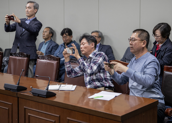 파주시의회 폐기물처리업체 선정 및 업무추진에 관한 행정조사특별위원회(위원장 손성익)는 11일 자치행정위 회의실에서 언론 브리핑을 갖고 공공기록물 무단 파기에 대한 파주시장 고발 사유를 밝혔다. 사진 이용남 선임기자