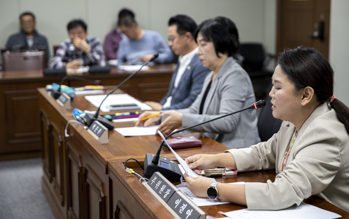 파주시의회 폐기물처리업체 선정 및 업무추진에 관한 행정조사특별위원회 이진아 부위원장이 11일 파주시의 공공기록물 파기 멸실 의혹과 관련 사법당국 고발에 대해 설명하고 있다. 사진 이용남 선임기자