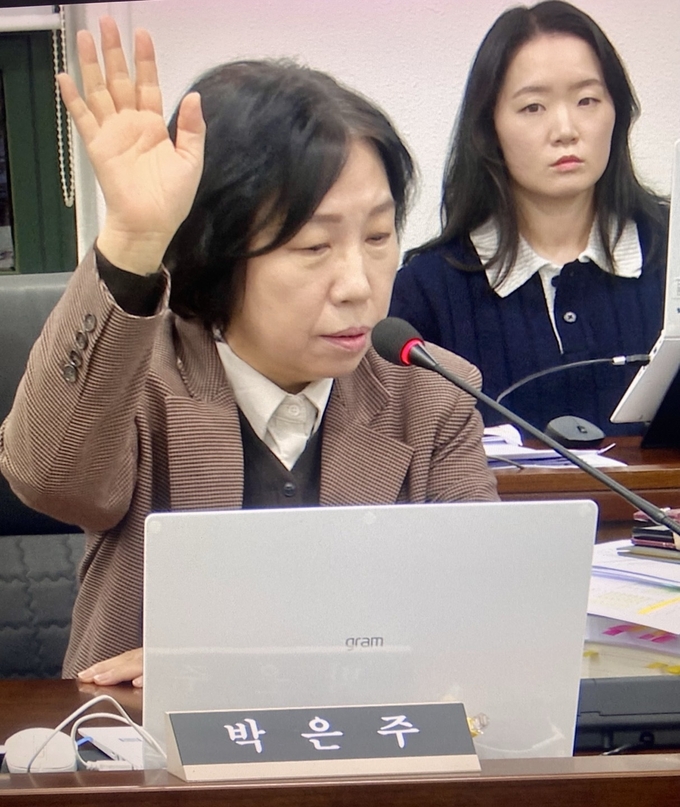 파주시의회 예결특위 박은주 위원이 이정은 위원장의 편파적 진행에 항의하며 의사진행 발언을 신청하고 있다. 박 위원은 예결위 위원장이 파주시장의 부탁을 받아 진행하는 것처럼 오해를 받을 수 있다며 개선되지 않을 경우 예결위를 나가겠다고 말했다. 사진 이용남 선임기자