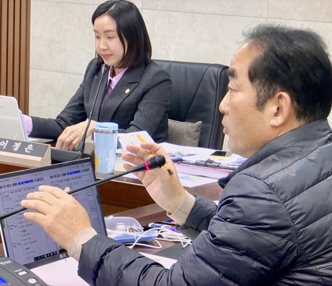 파주시의회 예결특위 최유각 위원이 이정은 위원장의 '선을 넘지 말라'는 경고성 발언에 대해 예결위는 시장을 대변하는 자리가 아니다. 선 넘지 말라는 것은 동료의원에게 말조심하라는 것이냐며 강하게 항의하고 있다. 사진 이용남 선임기자