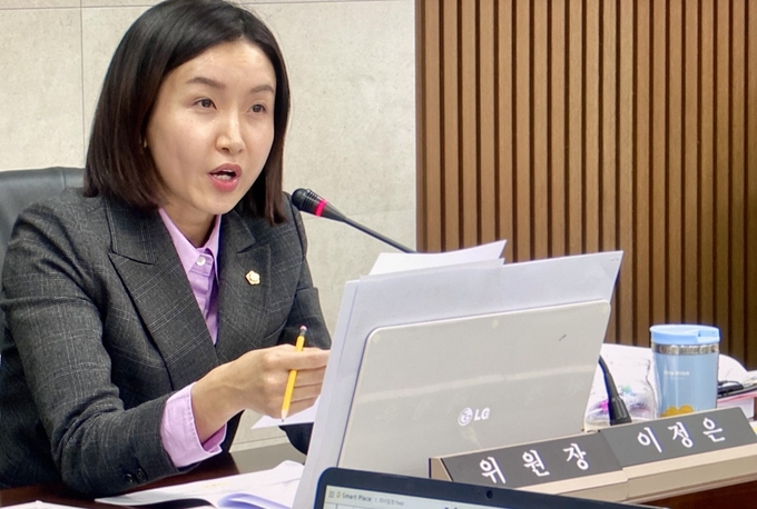 파주시의회 예결특위 이정은 위원장이 9일 상임위 예비심사에서 예산이 삭감된 소통홍보관과 파주도시관광공사 사장에게 예산이 삭감되면 업무에 큰 차질이 있느냐고 질문하고 있다. 사진 이용남 선임기자