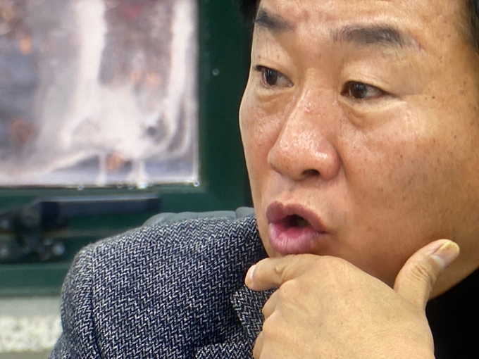 파주시의회 예산결산특별위원회 2025년 예산심사에서 국민의힘 손형배 의원이 파주시 집행부에 질의하고 있다. 사진 이용남 선임기자