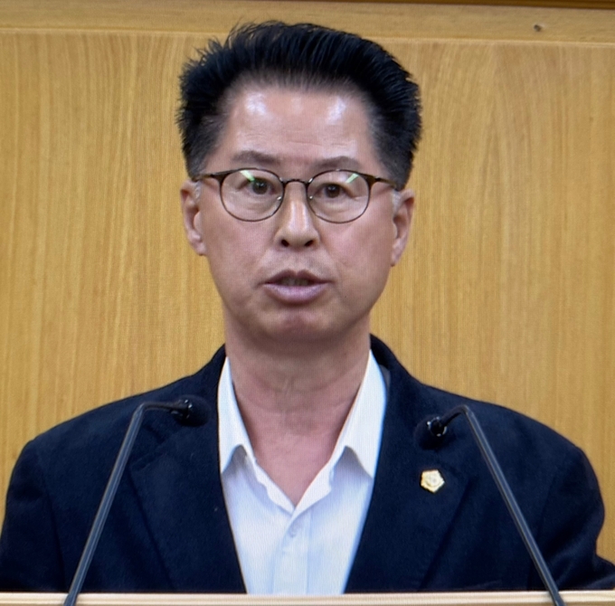 파주시의회 최창호 의원이 16일 열린 제155회 임시회 제2차 본회의에서 박대성 의장이 발의한 파주시 폐기물처리업체 선정 및 업무추진에 관한 행정사무조사 특별위원회 회의록 공개의 건에 대해 증인을 보호 해야 한다며 반대 입장을 설명하고 있다. 사진 이용남 선임기자