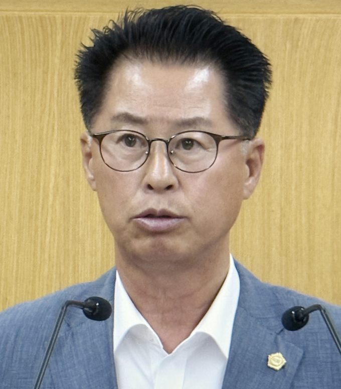 파주시의회 최창호 의원이 10일 김경일 시장을 본회의에 출석시켜 정례회 기간 중 간부 공무원들과 함께 중국, 폴란드 출장을 가는 것에 대해 부적절하다며 즉각 중단을 촉구히는 5분발언을 하고 있다. 사진 이용남 선임기자
