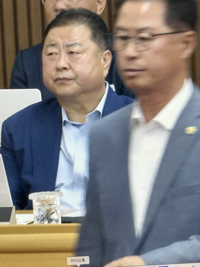 파주시의회 최창호 의원이 10일 정례회 제1차 본회의에서 김경일 시장의 해외출장 연기를 촉구하는 발언을 한 후 집행부석에 앉아 있는 김경일 시장 앞을 지나고 있다. 사진 이용남 선임기자