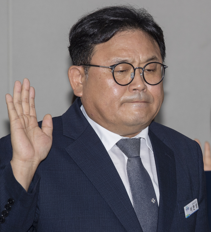 파주시보건소 이한상 소장이 18일 열린 파주시의회 행정사무감사장인 자치행정위원회에 출석해 오른손을 들어 증인 선서를 하고 있다. 사진 이용남 선임기자