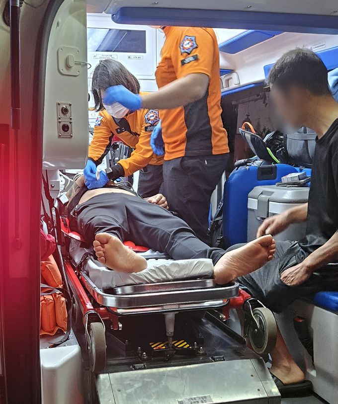 대추벌 성매매집결지 이 아무개(남 53) 씨가 4일 밤 9시 21분 “난 파주시장이 싫어 자살할란다.”라는 글을 남기고 상조회 사무실에서 번개탄을 피워 자살을 시도 119에 의해 병원으로 옮겨지고 있다. 사진 연풍리철거민대책위 제공