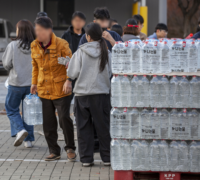 파주시 수돗물 단수 사태 사흘째인 16일 운정신도시 주민들이 운정건강공원에 마련된 지급소에서 생수를 받아가고 있다. 사진 조영애 기자