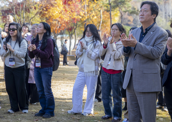 회고록 '흔들리지 않는 길'을 펴낸 손배찬 전 파주시의회 의장이 지난 11일 엄마품동산에서 열린 세계한인입양동포대회에 참석해 윤후덕 국회의원 축사에 박수를 보내고 있다. 사진 조영애 기자