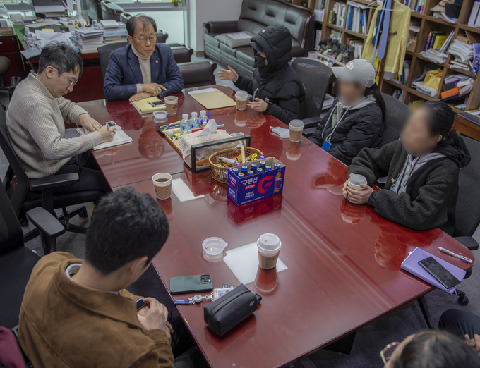 25일 국회의사당 정문 앞에서 김경일 시장 거짓말 규탄 기자회견을 마친 대추벌 성노동자모임 자작나무회 회원들이 국회의원회관에 있는 윤후덕 의원 사무실에서 면담하고 있다. 사진 이용남 선임기자