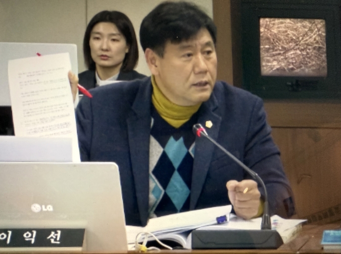 파주시의회 이익선 의원이 지난 1일 자치행정위원회의 복지정책국 새해 예산 예비심사에서 파주시의 성매매집결지 폐쇄에 따른 지역발전 낙후를 걱정하는 연풍리 주민 100여 명이 서명한 청원서를 김은숙 국장에게 내보이고 있다. 사진 이용남 선임기자