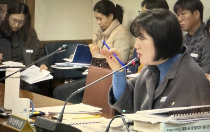 파주시 복지정책국 김은숙 국장이 지난 1일 파주시의회 자치행정위 새해 예산 예비심사에서 이익선 의원의 대추벌 성매매집결지 폐쇄 정책이 3년이 되었는데도 정리되지 않고 있다며 주민들과의 소통을 주문하자 이에 대한 답변을 하고 있다. 사진 이용남 선임기자