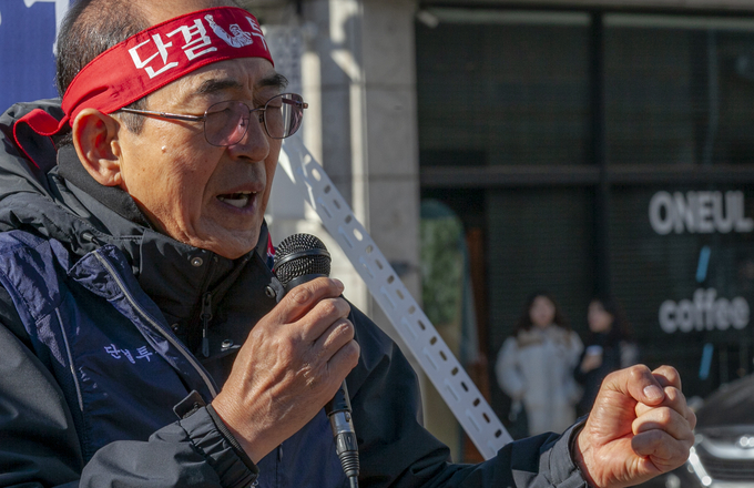 전국철거민연합 남경남 위원장이 8일 파주시청 앞에서 열린 연풍리 철거민대책위 투쟁선포식에서 김경일 시장의 폭력을 더이상 방관할 수 없다며 용산 대통령실로 모두 올라가자고 발언하고 있다. 사진 이용남 선임기자