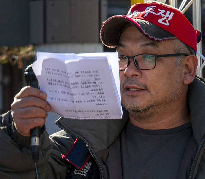 연풍리 상가 대책위 백승희 위원장이 8일 파주시청 앞에서 열린 연풍리 철거민 투쟁선포식에서 파주시장의 반인륜적 작태에 맞서 온몸으로 투쟁할 것을 다짐하는 발언을 하고 있다. 사진 이용남 선임기자