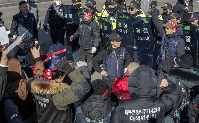 전국철거민연합 남경남 위원장이 지난 8일 대추벌 성노동자모임 자작나무회를 비롯 연대 단체 회원 200여 명이 파주시청 앞에서 열린 연풍리 철거민 투쟁선포식에서 경찰이 시청 진입을 가로막자 구호를 외치고 있다. 사진 이용남 선임기자