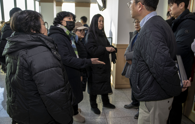 대추벌생존권대책위원회 회원들이 1월 30일 파주읍사무소에서 열린 시정연설회장에 들어가려하자 파주시 공무원들이 출입을 막고 있다. 사진 조영애 기자