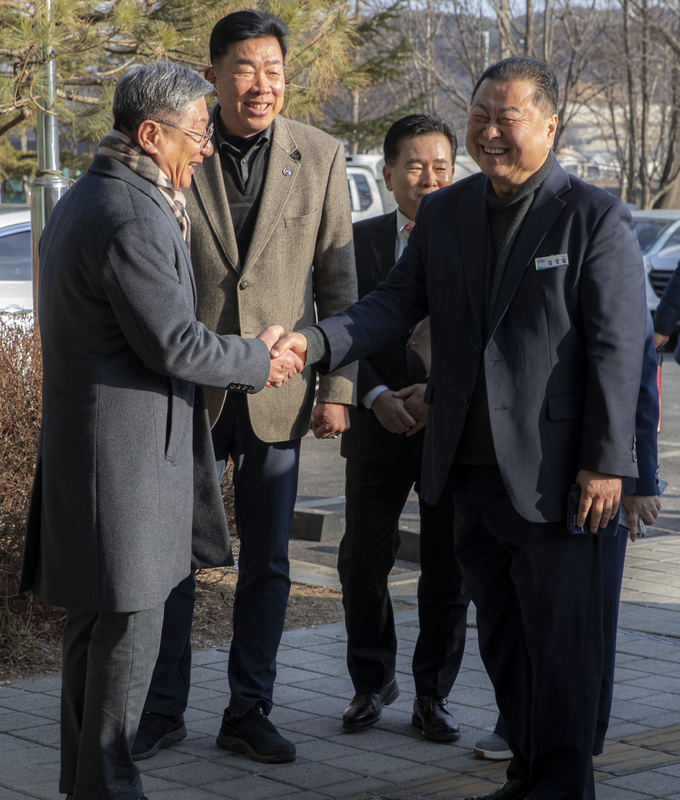 김경일 파주시장이 1월 30일 파주읍행정복지센터에서 개최된 이동시장실 참석을 위해 관용차에서 내려 관계자들과 인사를 나누고 있다. 사진 조영애 기자