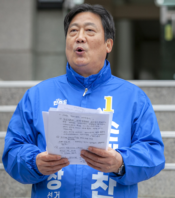 파주시의회를 이끌었던 손배찬 전 의장이 24일 파주시의회 앞에서 기자회견을 열어 오는 6월 지방선거 파주시장 출마를 선언했다. 사진 조영애 기자