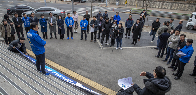 파주시의회를 이끌었던 손배찬 전 의장이 24일 파주시의회 앞에서 기자회견을 열어 오는 6월 지방선거 파주시장 출마를 선언했다. 사진 조영애 기자