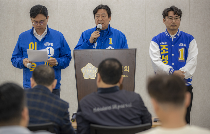 오는 6월 제9대 지방선거에 출마한 더불어민주당 손배찬, 이용욱, 조성환 파주시장 예비후보는 6일 오전 파주시의회 세미나실에서 정책연대 공동 기자회견을 열어 교통·경제·행정혁신 등의 정책을 발표했다. 사진 이용남 선임기자