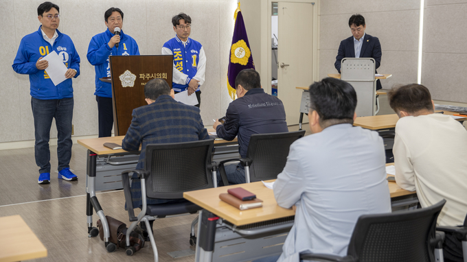 오는 6월 제9대 지방선거에 출마한 더불어민주당 손배찬, 이용욱, 조성환 파주시장 예비후보는 6일 오전 파주시의회 세미나실에서 정책연대 공동 기자회견을 열어 교통·경제·행정혁신 등의 정책을 발표했다. 사진 이용남 선임기자