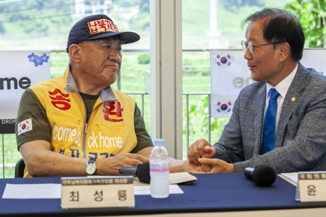 납북자가족 대북전단 살포 중단… 윤후덕 의원 등 정부 요청으로 결심