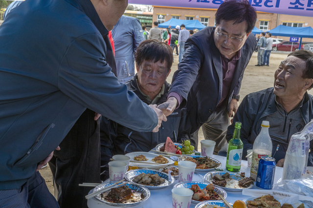[사진이야기] “내년 지방선거 출마해 보답하겠습니다.”