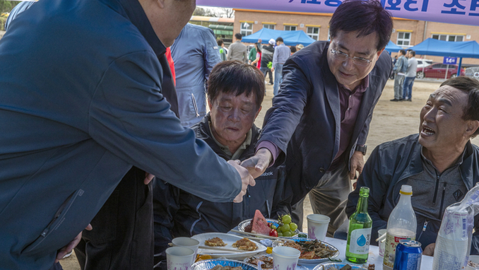[사진이야기] “내년 지방선거 출마해 보답하겠습니다.”