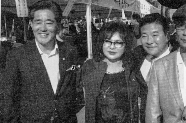 [사진이야기] 같은 행보에 대한 두 가지 시선